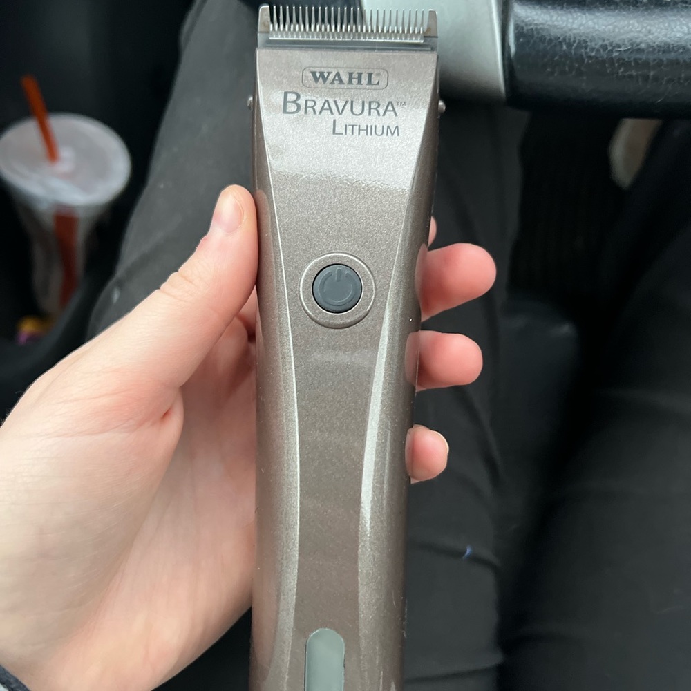 Brand new comes w guard combs and charger